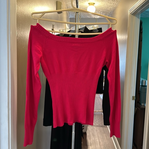 Size small runs like extra small off the shoulder light weight sweater - Picture 2 of 2
